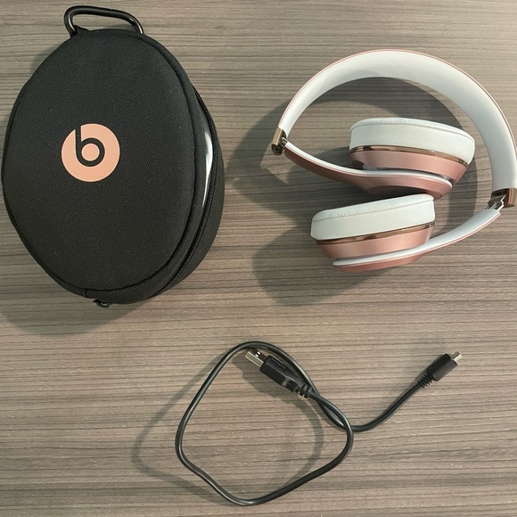 Beats Solo 3 in Rose Gold